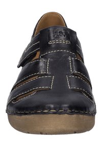 Czarne skórzane sandały o otwartym fasonie z dwiema regulowanymi paskami, kontrastującym beżowym przeszyciem oraz fakturowaną brązową gumową podeszwą.