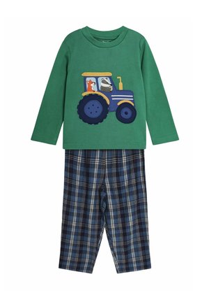 Grünes Langarmshirt mit Traktor-Grafik; blaue und gelbe Akzente. Marineblaue Karopajama-Hosen in verschiedenen Blautönen mit weißen Linien.