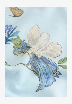 Blumenstoff mit hellblauem Hintergrund, filigranen blauen Blumen, grünen Blättern und einem durchsichtigen Schmetterling mit subtilen goldenen Akzenten.