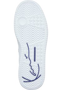 Vita sneakersula med en texturerad gummiyta, zigzagmönster och en lila konturförstärkning med varumärkeslogotyp och detaljer.