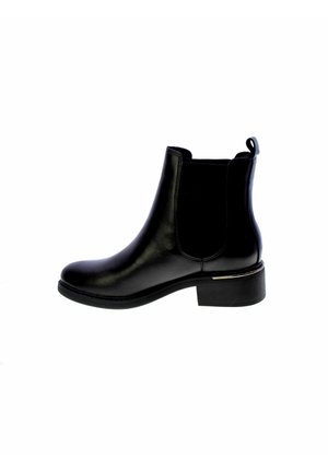 Stivaletto in pelle nera con punta arrotondata, pannelli laterali elasticizzati e tacco a blocco basso. Presenta un'asola sul retro e un sottile accento metallico.