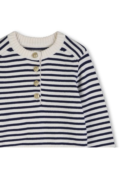 Μπλε ναυτικό και λευκό ριγέ πλεκτό πουλόβερ με ριμπ λαιμόκοψη σε στρογγυλή γραμμή και τέσσερα χρυσά διακοσμητικά κουμπιά στην μπροστινή πατιλέτα.