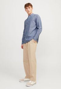 Jack & Jones JJESUMMER BAND LINEN MIX SHIRT - Majica - faded denim