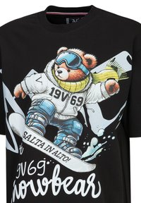 Schwarzes T-Shirt mit einem verspielten Grafikdesign eines Bären, der snowboardet, Ski-Goggles und eine Jacke trägt, mit Text und Spritzern in Blau und Weiß.