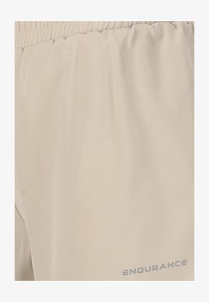 Beige Sportshorts aus leichtem Material mit elastischem Bund. Mit einer glatten Textur und dem Aufdruck "ENDURANCE" in Grau.