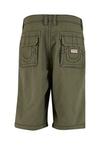 Olívazöld vászonsort, amely két nagy lehajtós zsebet, varrott részleteket és egyenes szabást tartalmaz.