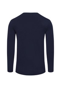 Marineblauwe T-shirt met lange mouwen, gemaakt van zachte, rekbare stof. Bevat een ronde halslijn en een eenvoudig, naadloos ontwerp aan de achterkant.
