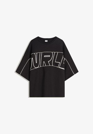 Zwart oversized T-shirt van katoen, met gedurfde witte grafische tekst op de voorkant, een ronde halslijn en korte mouwen.