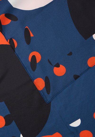 Kolorowa tkanina z abstrakcyjnymi kształtami w kolorach niebieskim, pomarańczowym i czarnym. Gładka tekstura o matowym wykończeniu, idealna na odzież lub akcesoria.