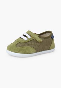 Baskets enfant vert olive avec lacets élastiques blancs, empiècements en daim et en mesh, une bride velcro et une semelle en caoutchouc blanche.