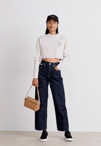 Calvin Klein MUST CONVERTIBLE CAMERA BAG - Borsa a mano - lion