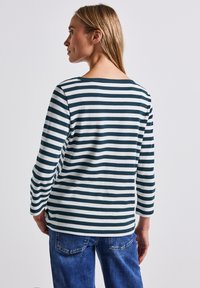 Gestreepte lange mouwen top met navy en witte horizontale strepen, relaxed fit, ronde halslijn en zachte, lichte stof.