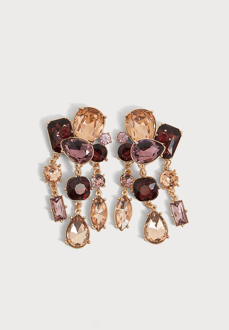 Paire de boucles d'oreilles dorées avec des pierres précieuses facettées roses, violettes et rouge foncé de différentes formes, au design pendante sur un fond clair.