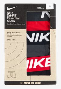 Nike Dri-FIT Essential Micro dječaće bokserice u pakiranju od tri, u crvenoj i crnoj boji s kontrastnim bijelim elastičnim trakama s logom.