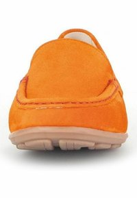 Orangene Wildlederschlappen mit runder Zehenpartie, kontrastierenden Nähten und einer flexiblen beige Sohle. Glatte Textur mit einem flachen Design.