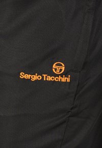 Zwarte sportshorts met een gestructureerde afwerking. Voorzien van het oranje geborduurde logo "Sergio Tacchini" en een rond embleem aan de zijkant.