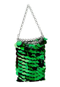 Grüne Pailletten-Handtasche mit einem silbernen Kettenhenkel, die überlappende runde Pailletten und eine rechteckige Form aufweist. Glänzende Textur und lebendige Farbe.