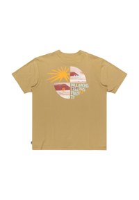 Brun bomull t-skjorte med rund trykt grafikk av bølger, sol og teksten "Billabong Feeling Free 73" i blå og oransje akcenter.