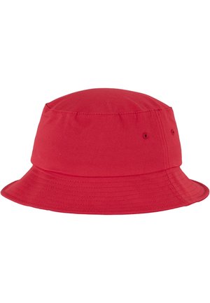 Rød bøttehat lavet af bomuld med en blød tekstur, rund krone og bred, fleksibel skygge. Har to ventilationshuller på hver side.