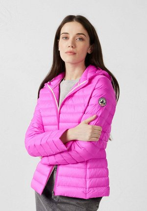 Heldere roze gewatteerde jas met een ritssluiting aan de voorkant en een capuchon. Heeft horizontale doorgestikte secties en een ronde logopatch op de linker mouw.