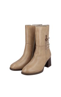 Botines de tacón alto beige, hechos de cuero suave, con cordones decorativos y una cremallera lateral. Presentan un tacón texturizado y un detalle de logo.