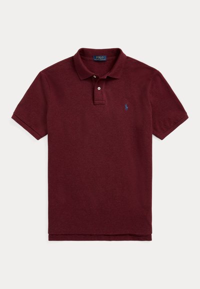 Polo rouge foncé à manches courtes avec col, patte à deux boutons et petit logo bleu brodé sur la poitrine gauche.