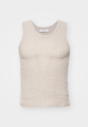 Mouwloze beige tanktop gemaakt van textuur gebreid materiaal. Rond de halslijn en aansluitende vorm, met rafelige randen aan de zoom en armsgaten.