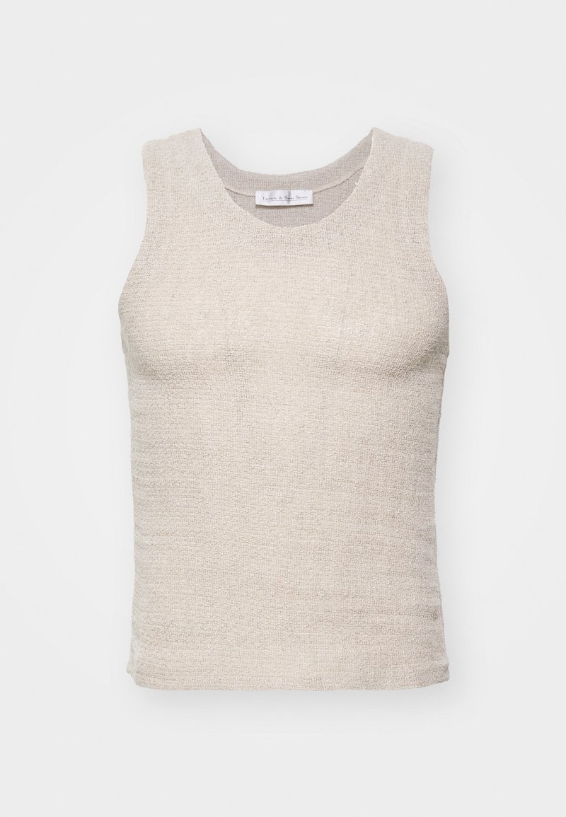 Ärmelloses beigefarbenes Tanktop aus strukturiertem Strickmaterial. Rundhalsausschnitt und figurbetonter Schnitt, mit ungehefteten Kanten am Saum und den Armausschnitten.