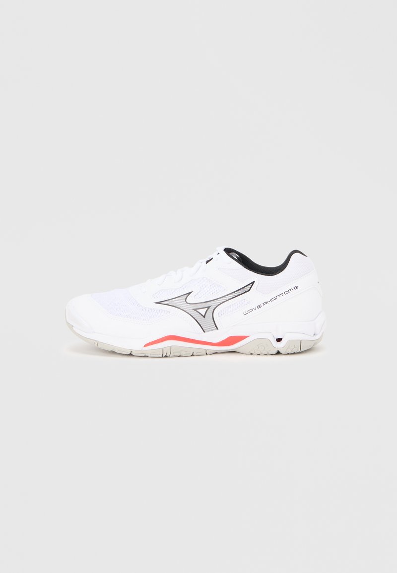 Λευκό αθλητικό παπούτσι με επάνω μέρος από πλέγμα και συνθετικό υλικό, με μαύρες λεπτομέρειες, ασημί λογότυπο και κόκκινη λεπτομέρεια στη σόλα. Στρογγυλεμένη μύτη και ανατομική σόλα.