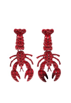 Een paar rood vormgegeven kreeftenoorbellen bedekt met rode strass-steentjes op een witte achtergrond.