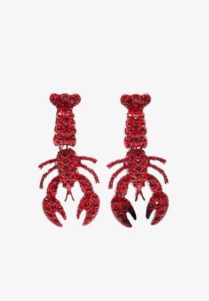 Coppia di orecchini a forma di aragosta rossa ricoperti di strass rossi su sfondo bianco.