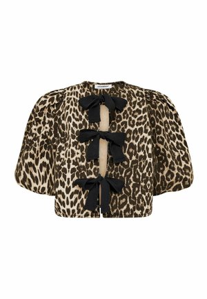 Kraťasová bunda s leopardím vzorem a nafouknutými rukávy, která má tři černé mašle a zapínání na knoflík vpředu.