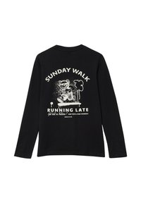 Zwarte longsleeve shirt met witte grafiek van een rennende beer, een boom en tekst: "Zondagswandeling Te Laat Get verloren in de Natuur Sinds 8 uur"