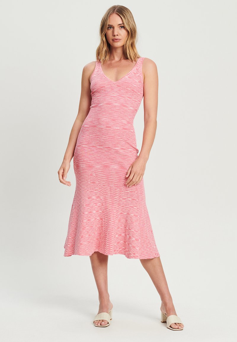 Ružová pruhovaná midi šaty s priliehavým telom, výstrihom do V a rozšíreným spodným okrajom. Vyrobené z mäkkej, rebrovanej tkaniny s textúrovaným vzorom.