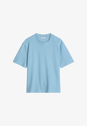 Jasnoniebieska koszulka z krótkim rękawem i okrągłym dekoltem, z metką na tylnej stronie kołnierza, prezentowana na białym tle.