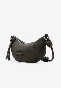 Bolso de ante gris con forma redondeada, detalles anudados y una cremallera plateada. Presenta una etiqueta de la marca negra en el lateral.