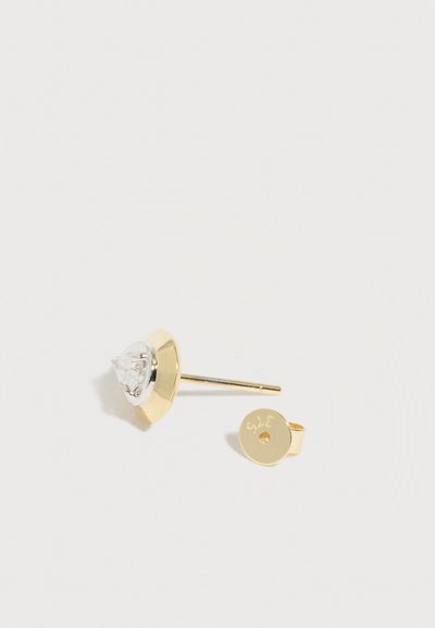 Μονό σκουλαρίκι καρφί από χρυσό με διαυγή στρογγυλή πέτρα και ξεχωριστό χρυσό πίσω μέρος σε σχήμα πεταλούδας με χαρακτική "375".
