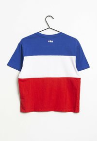 Bawełniana koszulka z niebieskimi, białymi i czerwonymi poziomymi paskami. Posiada okrągły dekolt i pętelkę do wieszania. Logo umieszczone z tyłu.