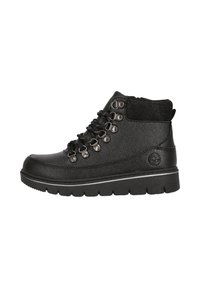 Botines negros de material sintético, con un upper texturizado, punta redonda, ojales metálicos y una suela gruesa y texturizada.