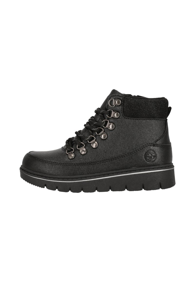 Botines negros de material sintético, con un upper texturizado, punta redonda, ojales metálicos y una suela gruesa y texturizada.