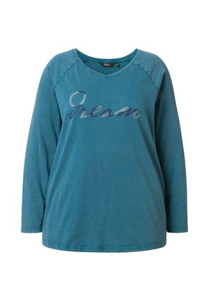 Maglietta a maniche lunghe color teal con scollo a V e maniche raglan. Presenta una grafica lucida "LET'S DREAM" con accenti scintillanti. Texture morbida.