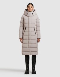 Lysebeige dunjakke med hætte, quiltet design, forlommer med lynlås og sorte hardware-detaljer, kombineret med sorte knælange støvler.