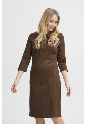 Hněd dress s černými vertikálními pruhy, s třičtvrtinovými rukávy a kruhovým výstřihem, vyrobený z hladkého materiálu s lehkým leskem.