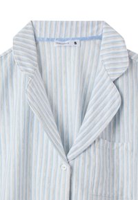 Pigiama blu chiaro e bianco a righe con colletto, tasca e chiusura a bottone. Realizzato in tessuto morbido con una texture liscia.