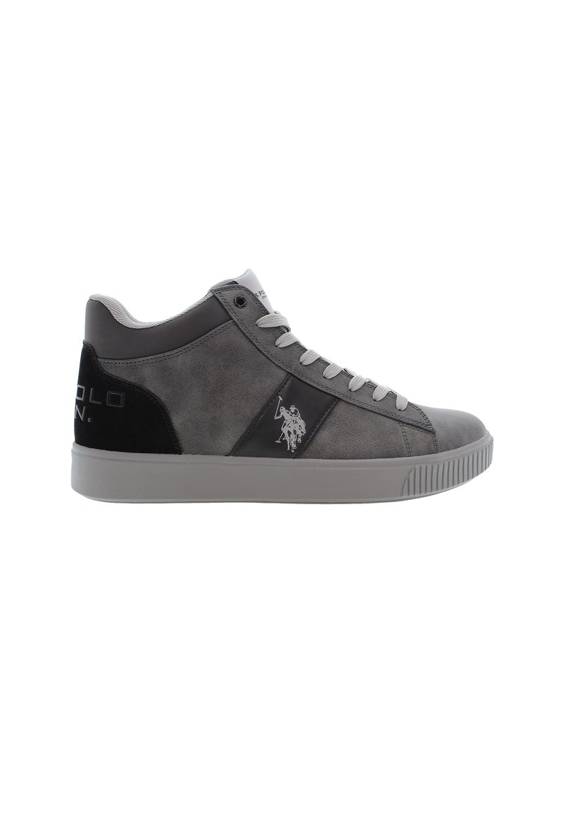 Höga sneakers i gråmocka och syntetmaterial, med vita snören, svarta detaljer och en logotyp på sidan. Mönstrad sula.