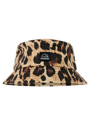 Emmerhoed met bruin-zwart luipaardprintpatroon en een zwarte "protest" logo patch aan de voorkant.