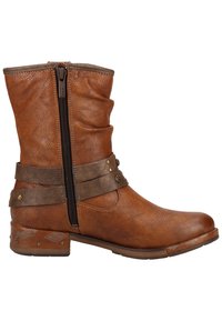 Hnědé koženkové kotníkové boty s volným svrškem, bočním zipem, dvěma horizontálními hnědými pásky a dekoračními kovovými detaily. Nízký blokový podpatek.