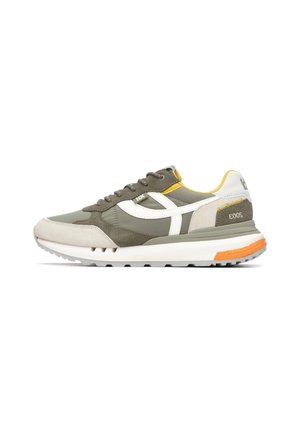 Zapatillas de ante verde y gris, con detalles en blanco y amarillo. Presentan una superficie texturizada y una suela intermedia blanca y voluminosa con un detalle naranja.