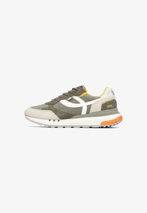 Zapatillas de ante verde y gris, con detalles en blanco y amarillo. Presentan una superficie texturizada y una suela intermedia blanca y voluminosa con un detalle naranja.