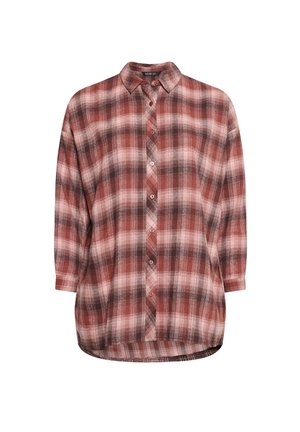 Camisa de cuadro rojo y negro, de manga larga, con botones en el frente, dobladillo redondeado, textura suave, con un ajuste relajado y cuello.